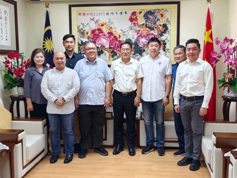 左起为办公室主任李爱莲、升学辅导及宣传组副主任黄振豪、财政余养辉、会长拿督黄国辉、邢伟平总领、，副秘书长陈玮政、教育主任吴泽源、中青团团长萧万林。