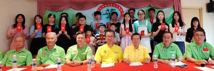 砂拉越南阳叶氏宗亲会理事与主宾颁发会员子女优良奖励金后与获奖学生合照。