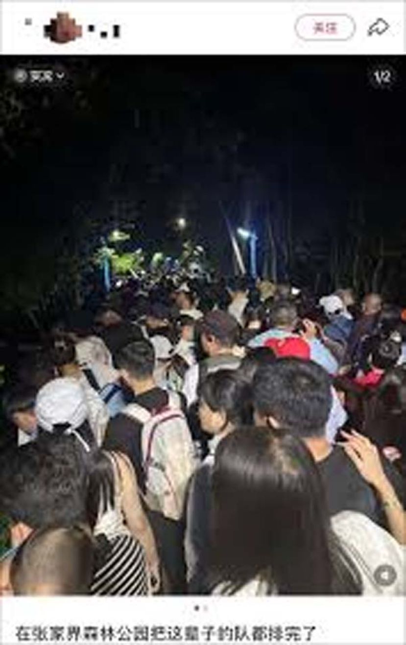 张家界2日发生“塞人”事件，逾千旅客深夜仍未能落山。