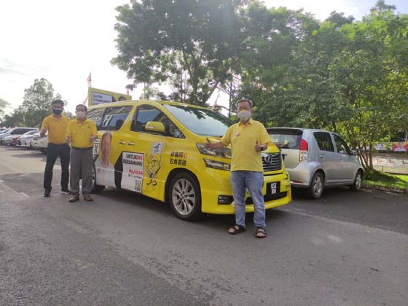 石角区候选人沈桂贤（右）和其战车合影。