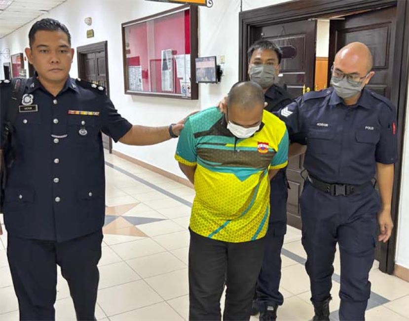 被告在面对法律制裁后，被警员押离法庭时影。