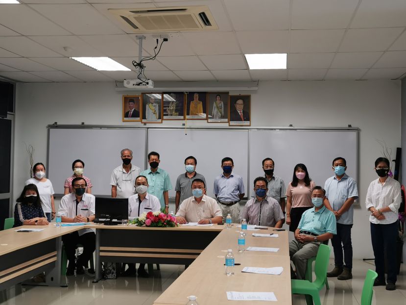  筹委会于新闻发布会上合影，右3为古晋中华小学校董会主席蔡文铎。