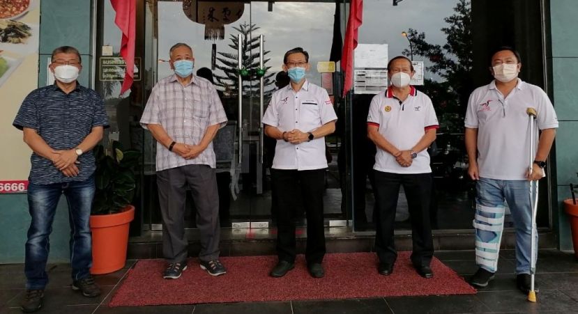 本固鲁严安干（右2）等人与人联党峇都林当区潜能候选人薛华东（中）合影。