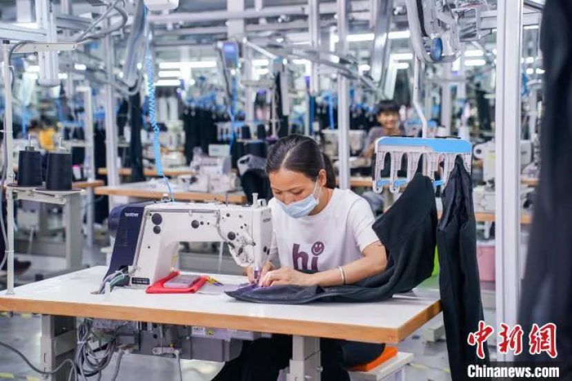 年产3亿多套服装　这个小镇有啥致富秘诀？