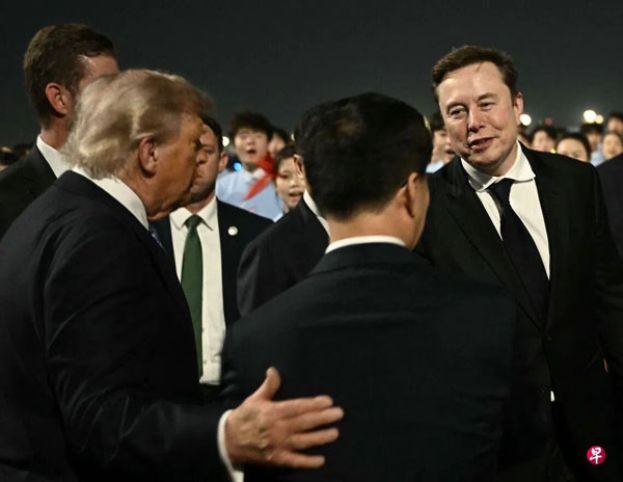 特朗普13日飞抵北京首都机场后，受到中国国家副主席韩正迎接。图为特朗普（左）在现场向韩正（中，背对镜头者）介绍特斯拉创始人马斯克（右）。