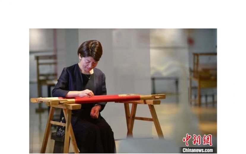 张丽娟在工作中。