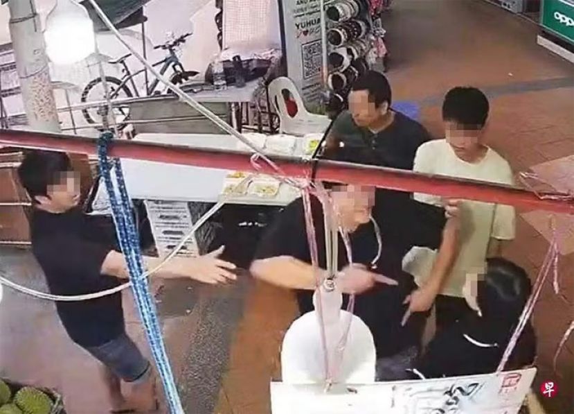男子掌掴榴梿摊摊主 还威胁攻击女员工