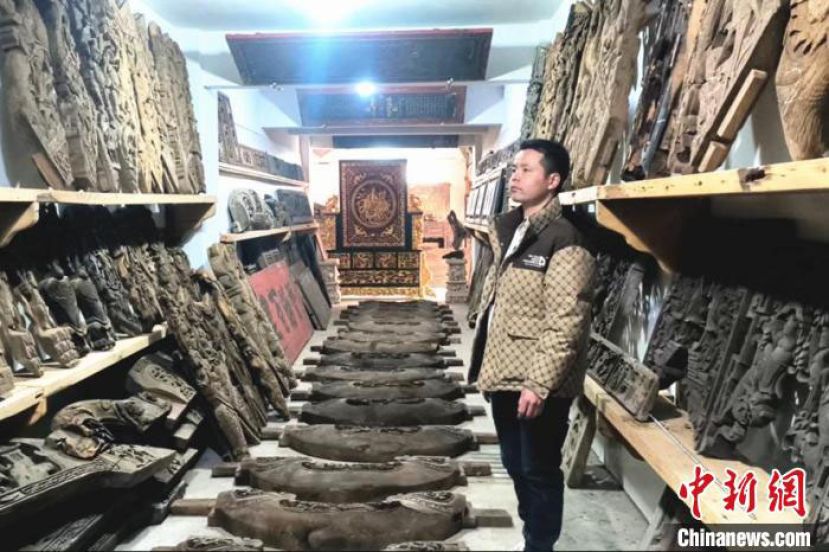 冯全鹏在自家木构件仓库内挑选古建筑构件。