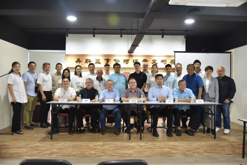 古晋中华中学校友2025-2027年度执委与出席会员大会的会员合照。