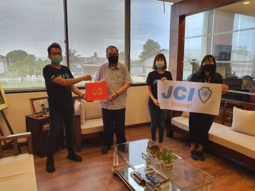 会长陈武祥（左一）赠送礼品予赞助人拿督黄国辉时摄。右起为秘书李民立以及 副会长陈姚妏。