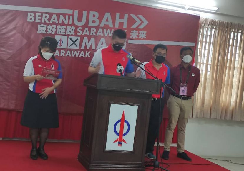 俞利文在新闻发布会上一摄。