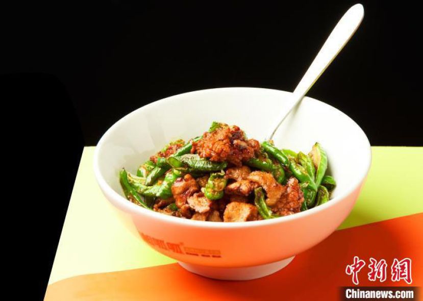 湘菜以香辣与鲜辣著称，其口味与新疆人的饮食习惯相契合。