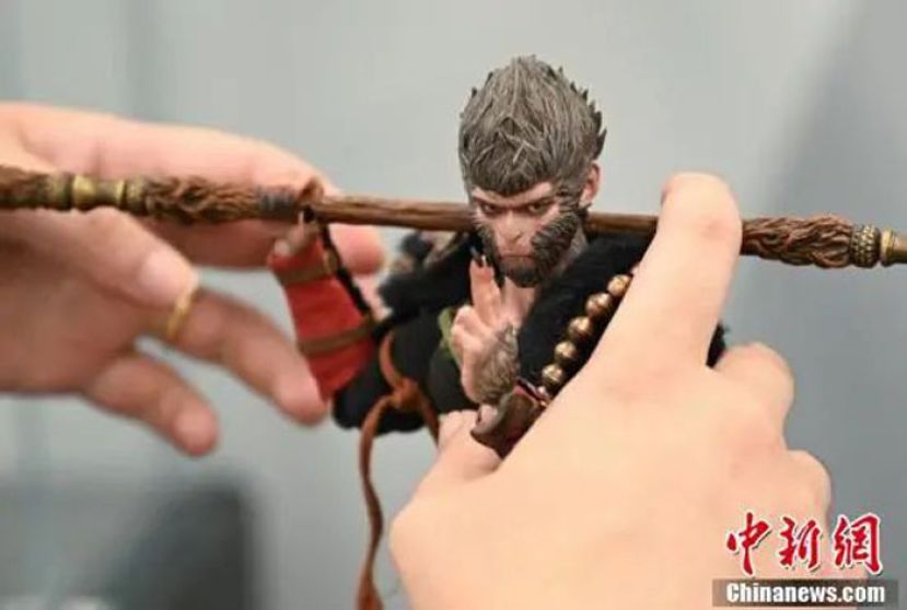 《黑神话：悟空》人偶手办生产企业内，工作人员摆出&ldquo;天命人&rdquo;手办。近日，国产3A游戏《黑神话：悟空》走红之后，浙江杭州一家企业生产的1万套限量版&ldquo;天命人&rdquo;手办被70万人关注，并快速售空。