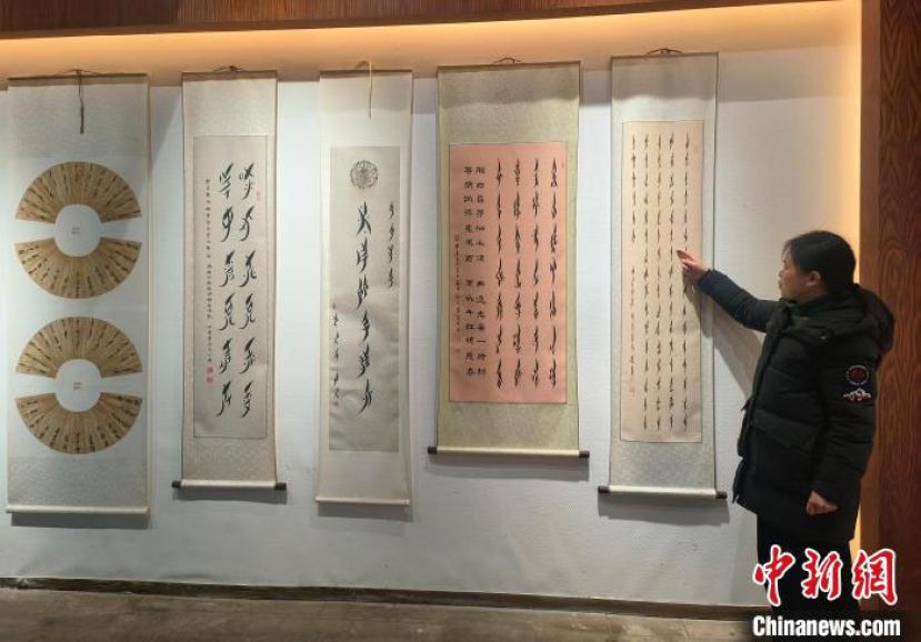 在江永女书园，女书传人介绍女书书法作品。